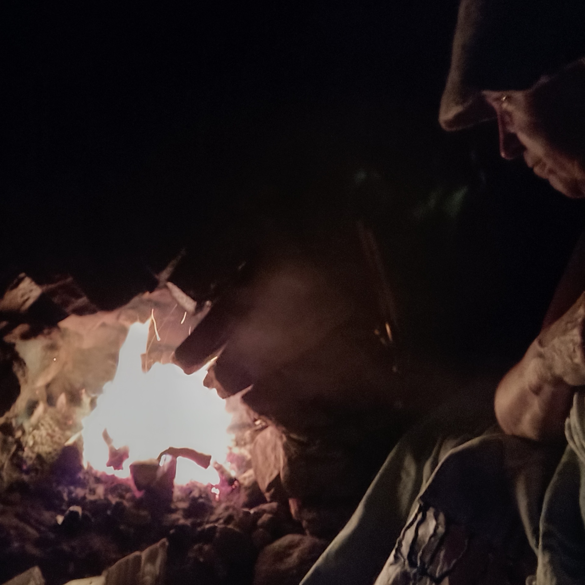 Hyggelig med bål ute mellom øktene i badstua